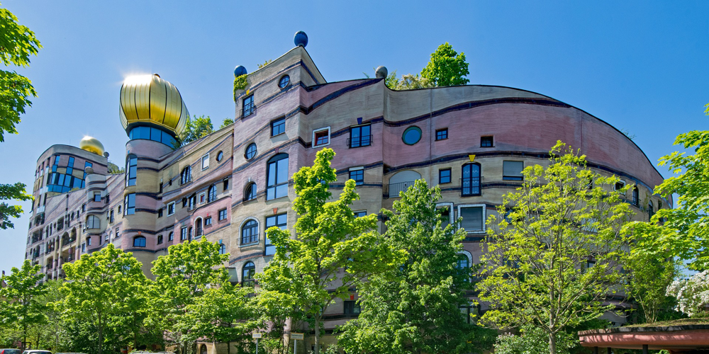 Der Stil ist unverkennbar. Das Hundertwasserhaus “Waldspirale” in Darmstadt, Hessen.